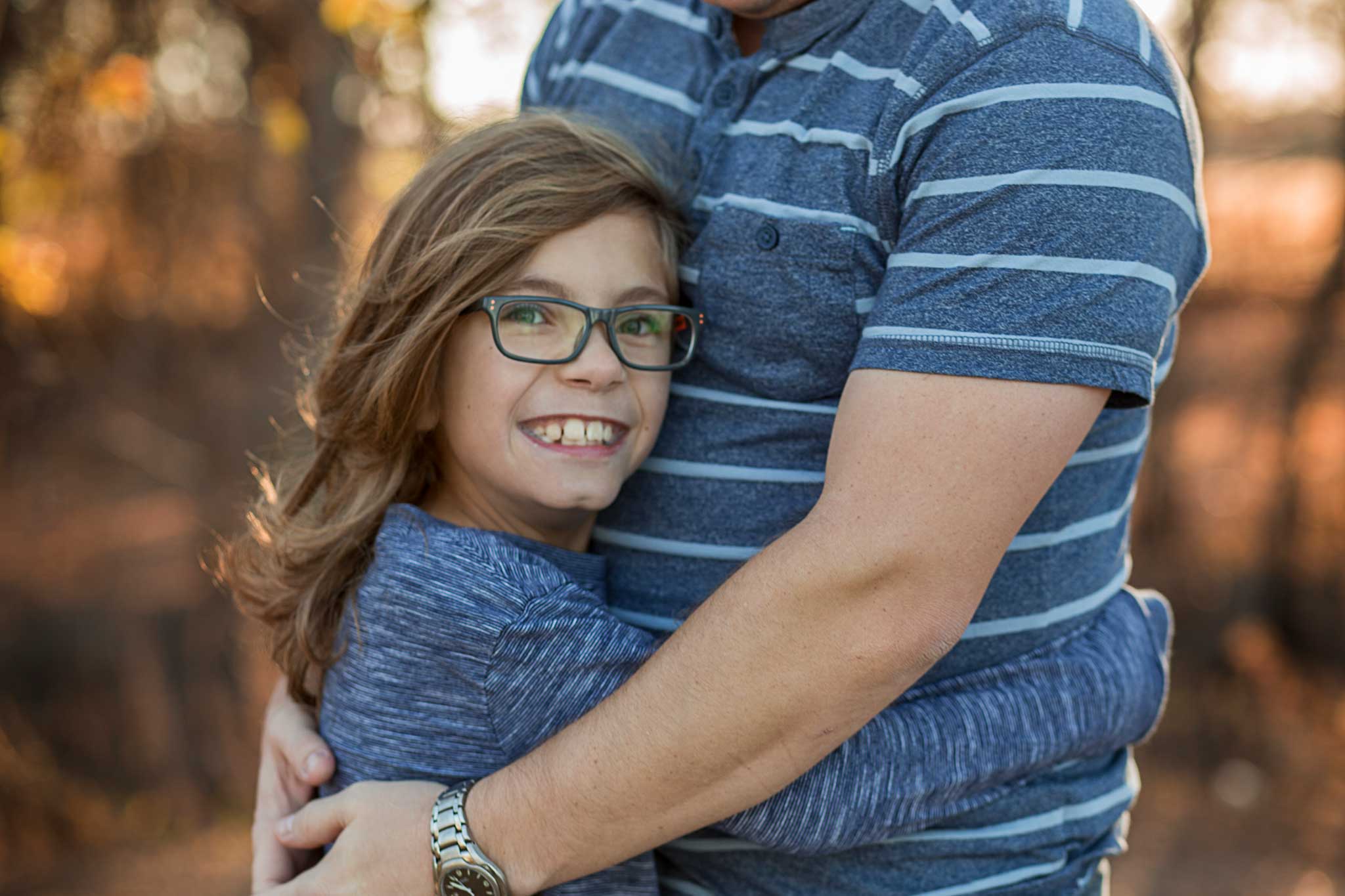 Dallas family photographer | Sunset family session in the woods | #FamilyPortraitsDallas  #FamilyPhotographerDallas #FamilyPhotography  #OutdoorFamilyPhotographyDallas #PhotographerinDallas